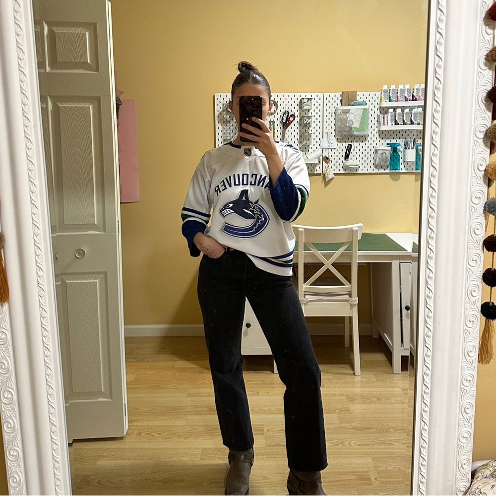 Vancouver Canucks Jersey - Fits like a Medium